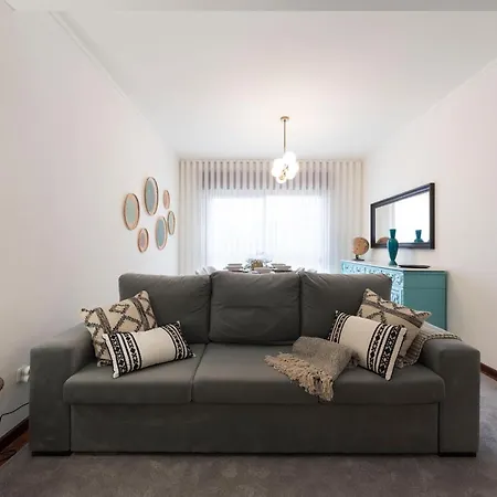 Lovelystay - Newly Decorated 2br Flat With Free Parking Daire *