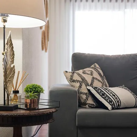 Lovelystay - Newly Decorated 2br Flat With Free Parking Apartment