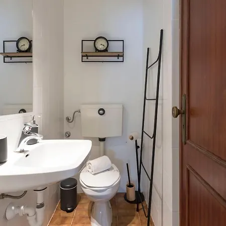 Apartment Lovelystay - Newly Decorated 2br Flat With Free Parking