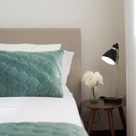 Apartment Lovelystay - Newly Decorated 2br Flat With Free Parking *