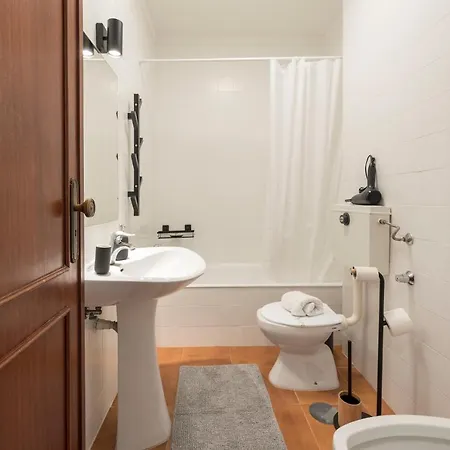 Lovelystay - Newly Decorated 2br Flat With Free Parking Apartment Vila Nova de Gaia