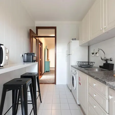 Apartment Lovelystay - Newly Decorated 2br Flat With Free Parking