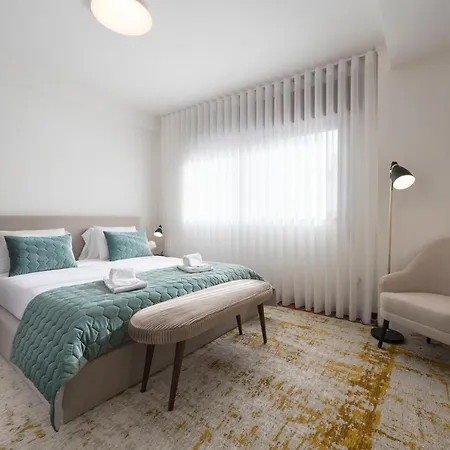 Lovelystay - Newly Decorated 2br Flat With Free Parking *