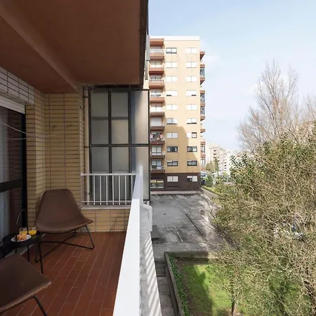 Lovelystay - Newly Decorated 2br Flat With Free Parking Apartment *