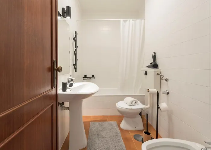 Lovelystay - Newly Decorated 2br Flat With Free Parking شقة فيلا نوفا دي غايا