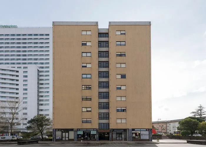 Lovelystay - Newly Decorated 2br Flat With Free Parking شقة *