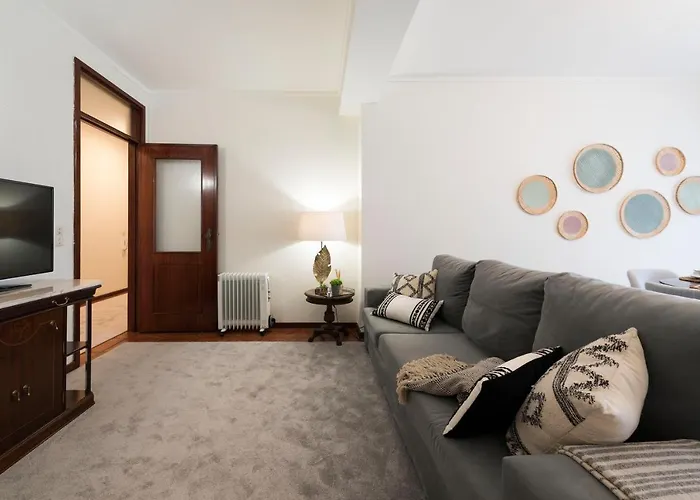 شقة Lovelystay - Newly Decorated 2br Flat With Free Parking فيلا نوفا دي غايا