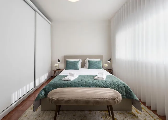 Lovelystay - Newly Decorated 2br Flat With Free Parking شقة