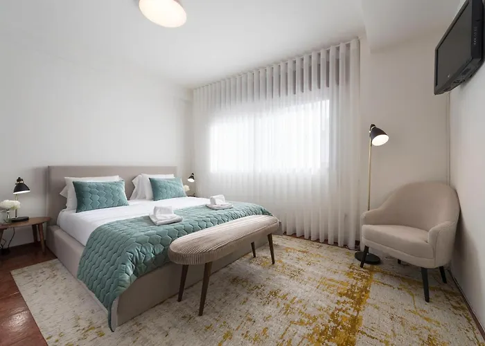 Lovelystay - Newly Decorated 2br Flat With Free Parking *