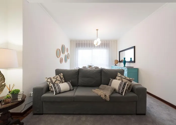 Lovelystay - Newly Decorated 2br Flat With Free Parking شقة *