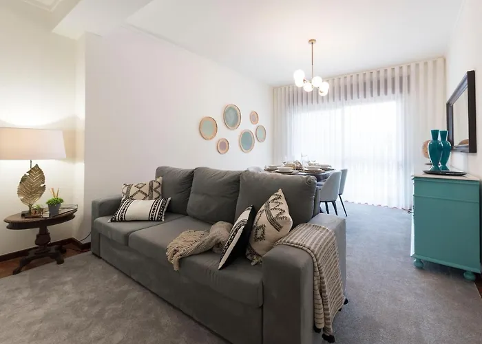 شقة Lovelystay - Newly Decorated 2br Flat With Free Parking فيلا نوفا دي غايا